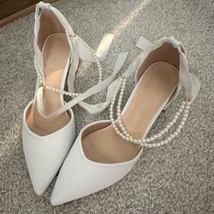 White low heel, pointed toe shoes